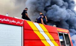 حضور فعال منطقه ویژه اقتصادی پارسیان در عملیات گسترده اطفای حریق در پارکینگ لنجهای جوادالائمه پارسیان