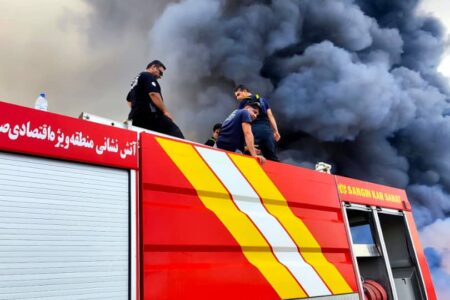 حضور فعال منطقه ویژه اقتصادی پارسیان در عملیات گسترده اطفای حریق در پارکینگ لنج‌های جوادالائمه پارسیان