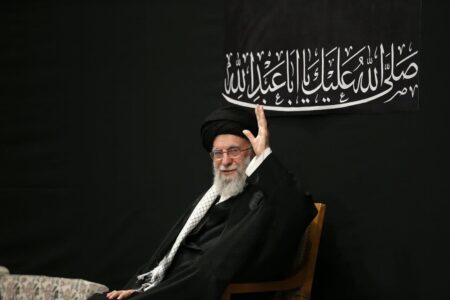 لحظه ورود رهبر انقلاب به حسینیه امام خمینی(ره) در مراسم عزاداری شب عاشورای حسینی