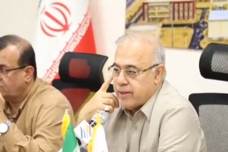دکتر محمد آشوری تازیانی استاندار هرمزگان در جلسه بررسی موانع پیش روی سرمایه‌گذاران در منطقه ویژه اقتصادی پارسیان